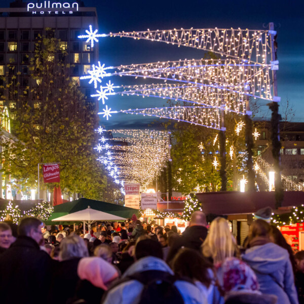 Lichterdekoration auf der Prager Straße während des Weihnachtsmarkts.